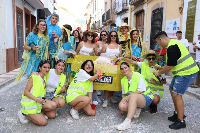 Les carrosses de Gata omplin el recorregut d’enginy, confeti,… i crítiques per l’entrada de bous “sorpresa” Les carrosses de Gata omplin el recorregut d’enginy, confeti,… i crítiques per l’entrada de bous “sorpresa”